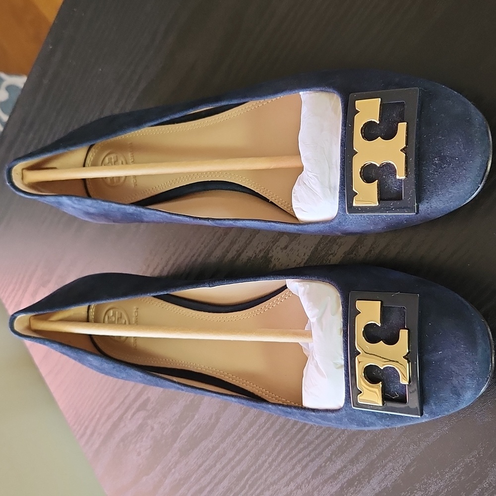 Tory Burch Navy Blue Suede Flats with Gold Logo - Picture 4 of 12